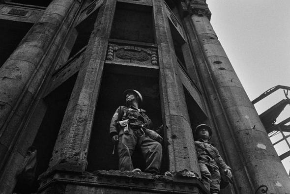 تصاویر : عکاسی در یک قدمیِ مرگ