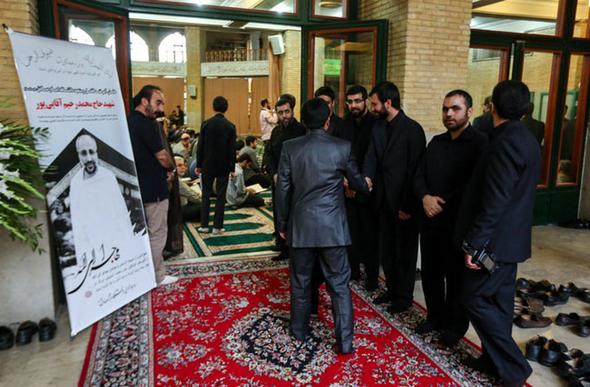 تصاویر : اشک‌های ظریف در مجلس ترحیم همکارش