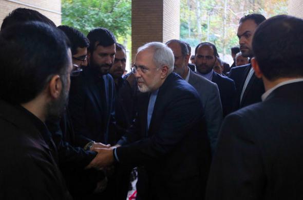 تصاویر : اشک‌های ظریف در مجلس ترحیم همکارش