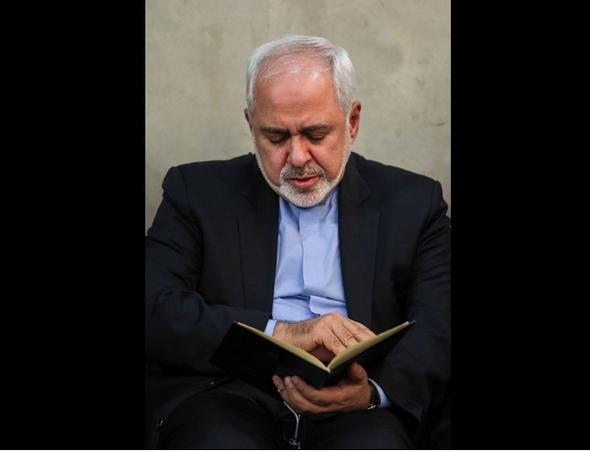 تصاویر : اشک‌های ظریف در مجلس ترحیم همکارش