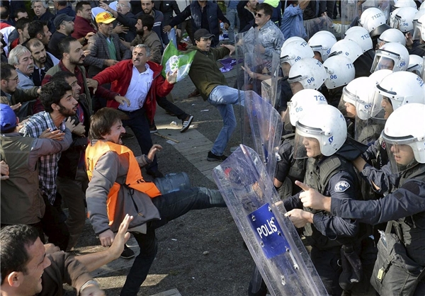 درگیری میان پلیس ترکیه و معترضان به دولت+عکس