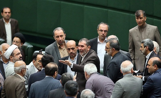 تنش در صحن علنی مجلس/ عکس