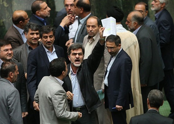تنش در صحن علنی مجلس/ عکس