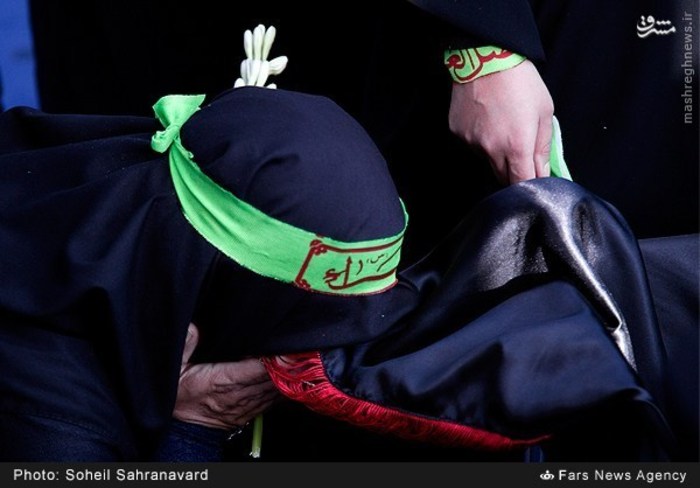 تصاویر:اهتزاز پرچم حرم حضرت زینب(س) در برج میلاد