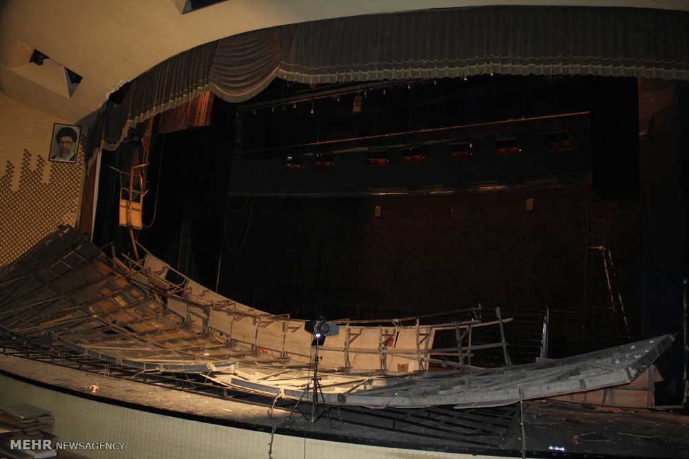 ریزش بخشی از سقف سالن اصلی تئاتر شهر+عکس