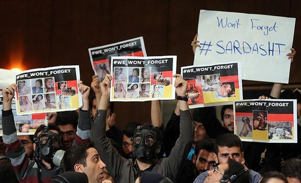 تصاویر : اعتراض بسیج به سخنرانی اشتاین‌مایر