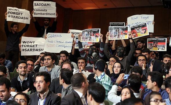 تصاویر : اعتراض بسیج به سخنرانی اشتاین‌مایر
