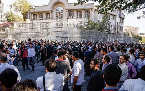 تصاویر : تجمع معترضان مقابل سفارت عربستان