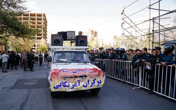 تصاویر : تجمع معترضان مقابل سفارت عربستان