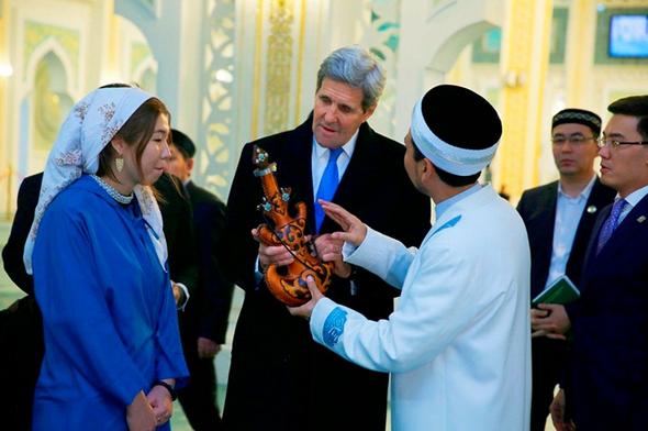 تصاویر : بازدید جانکری از مسجد و قرآن تاریخی تصاویر : بازدید جانکری از مسجد و قرآن تاریخی