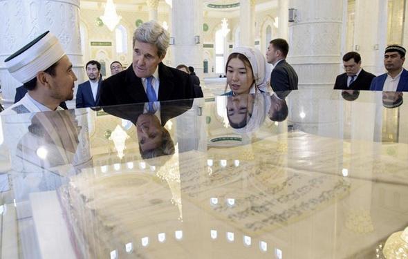 تصاویر : بازدید جانکری از مسجد و قرآن تاریخی تصاویر : بازدید جانکری از مسجد و قرآن تاریخی