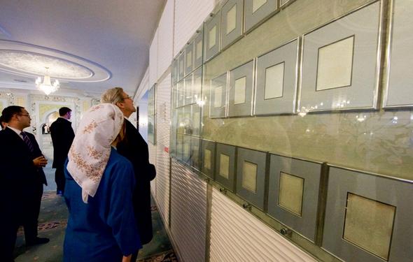 تصاویر : بازدید جانکری از مسجد و قرآن تاریخی تصاویر : بازدید جانکری از مسجد و قرآن تاریخی