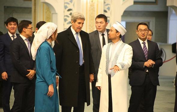 تصاویر : بازدید جانکری از مسجد و قرآن تاریخی تصاویر : بازدید جانکری از مسجد و قرآن تاریخی