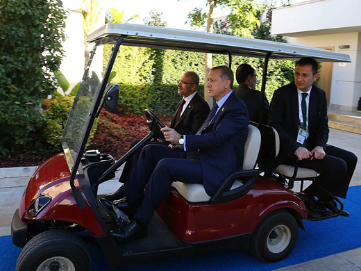 عکس: رانندگی اردوغان با اتومبیل گلف خاص