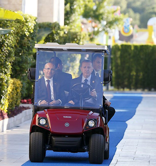 عکس: رانندگی اردوغان با اتومبیل گلف خاص