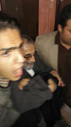 حمله افراطی ها به موسوی لاری در ورامین + عکس