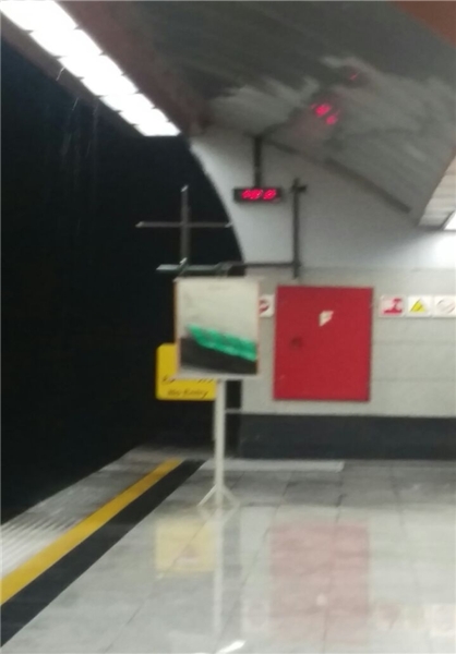 ریزش آب از سقف ایستگاه‌ مترو+ عکس