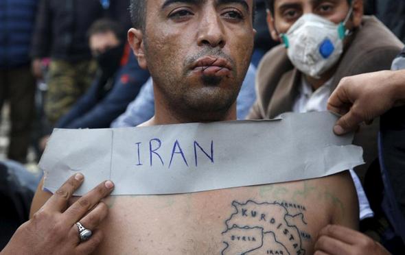 تصاویر : ایرانیان پناهجو لب‌هایشان را دوختند