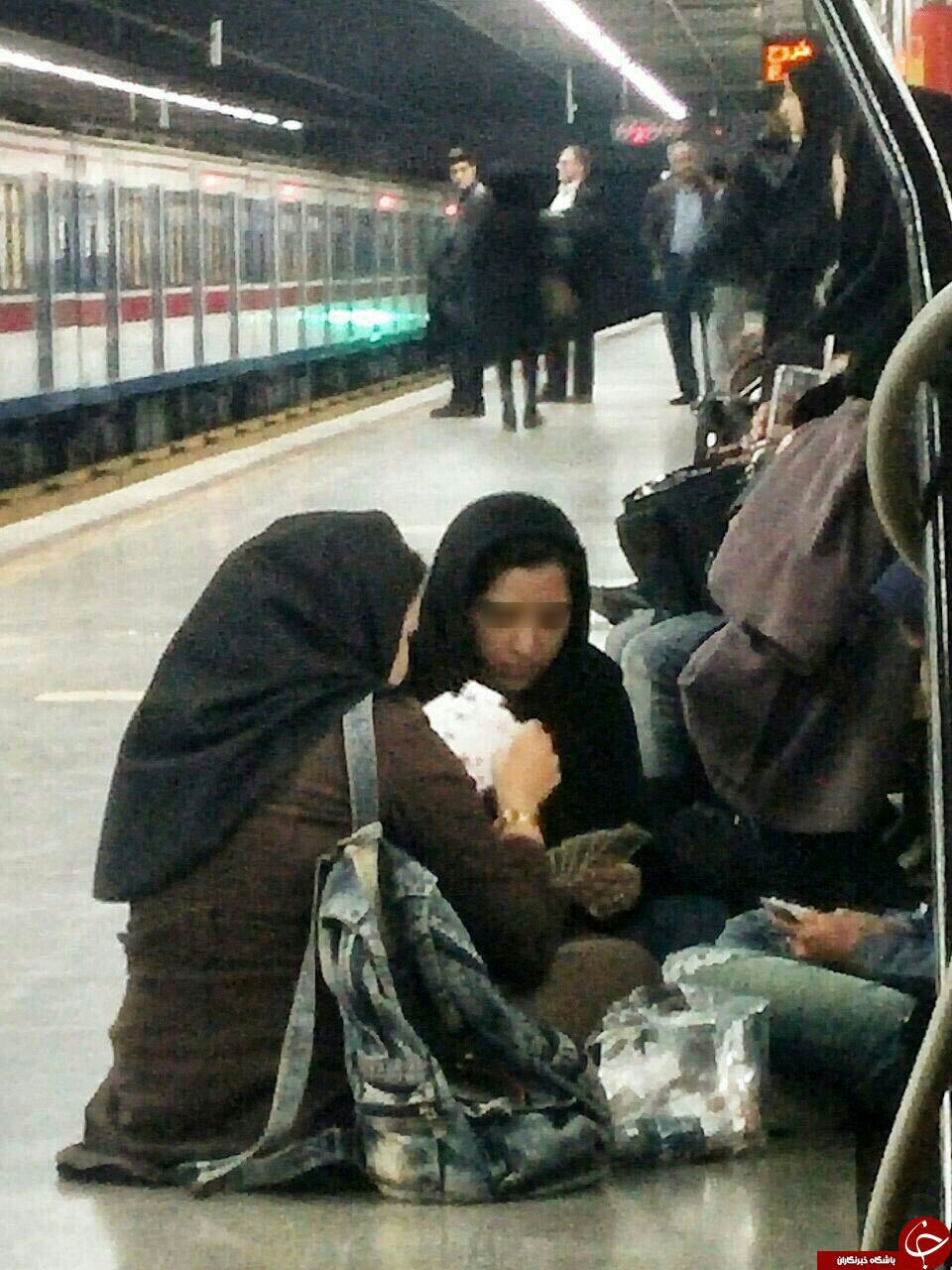 ورق بازی دختران در مترو + عکس