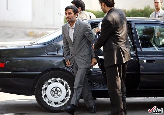 عقب نشینی احمدی نژاد از موضع خود در قبال رحیمی: او بسیار مظلوم واقع شد/ شیشه خودروی احمدی نژاد شکست