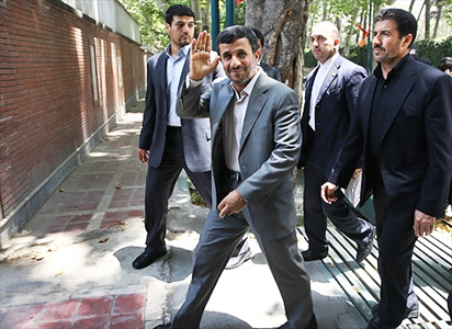 احمدی نژاد کاندیداتوری اش در انتخابات ریاست جمهوری را رد نکرد / «سال 96 همه همدیگر را خواهیم دید»