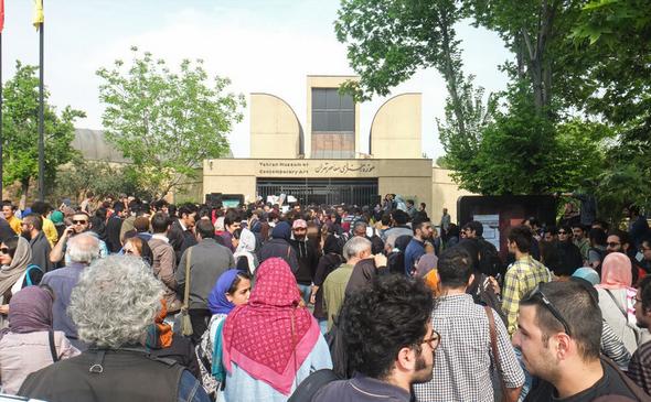 تصاویر : تجمع مقابل موزه هنرهای معاصر