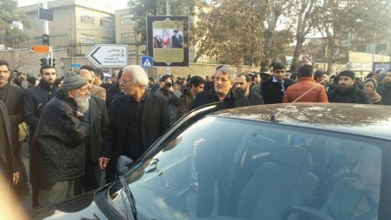 حضور محسن هاشمی مقابل دانشگاه تهران