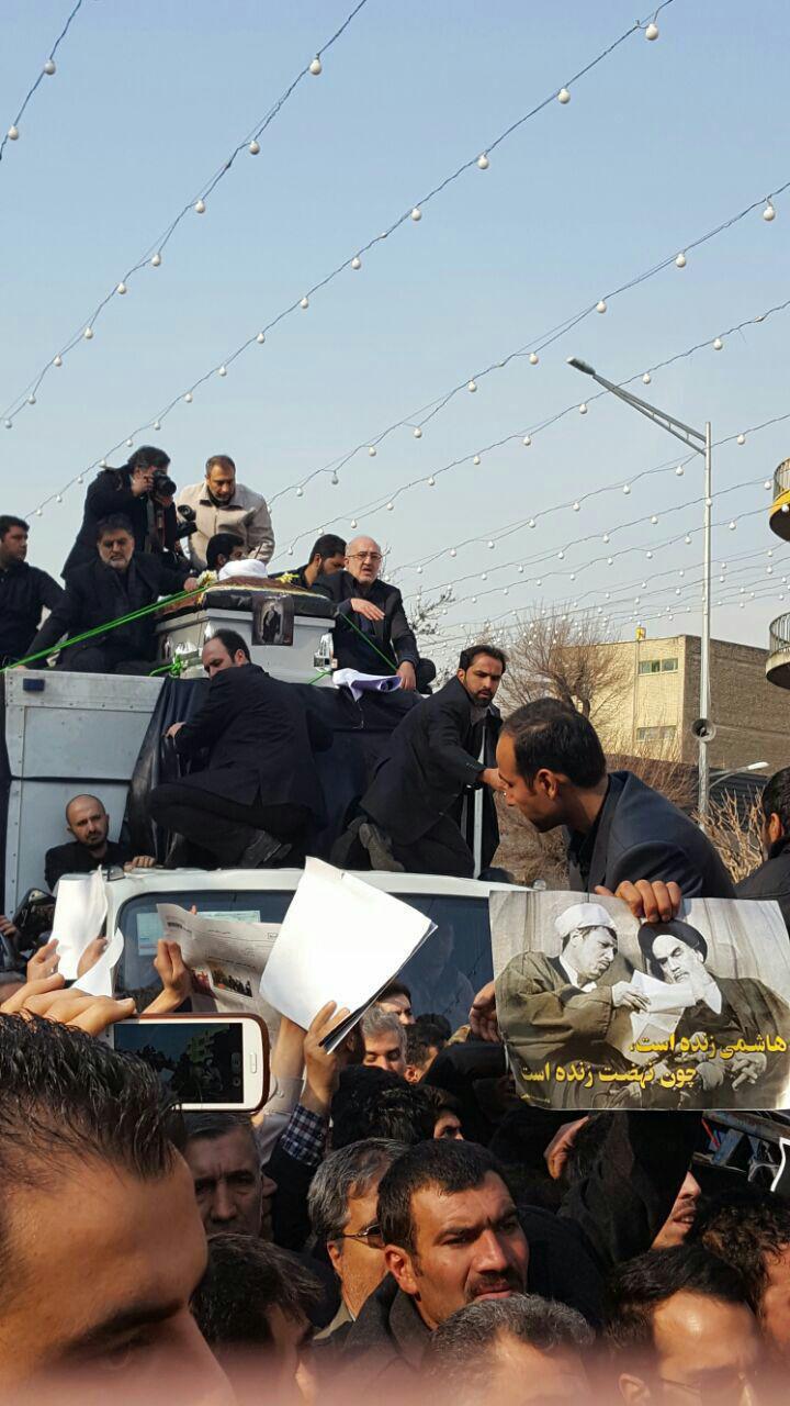 عکس/خودروی حامل پیکر آیت الله هاشمی رفسنجانی در خیابان انقلاب
