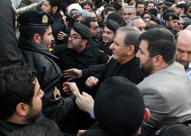 عکس/اسحاق جهانگيري معاون اول رييس جمهور در بين تشييع كنندگان