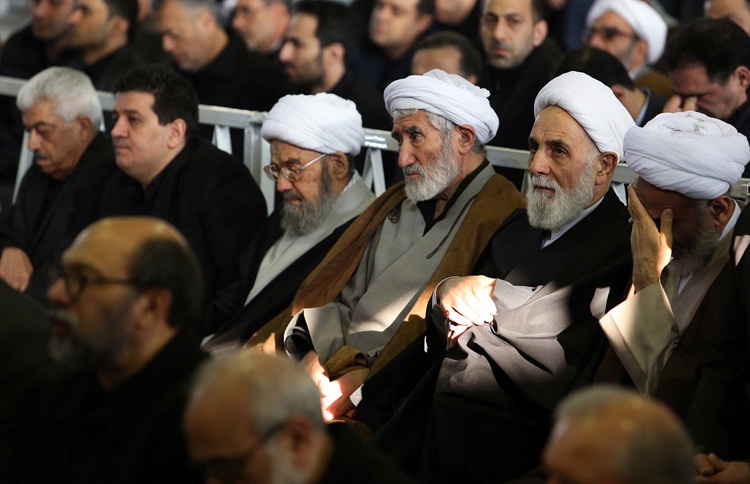 تصاویر : اقامه نماز توسط رهبر انقلاب بر پیکر حجت‌الاسلام والمسلمین هاشمی رفسنجانی
