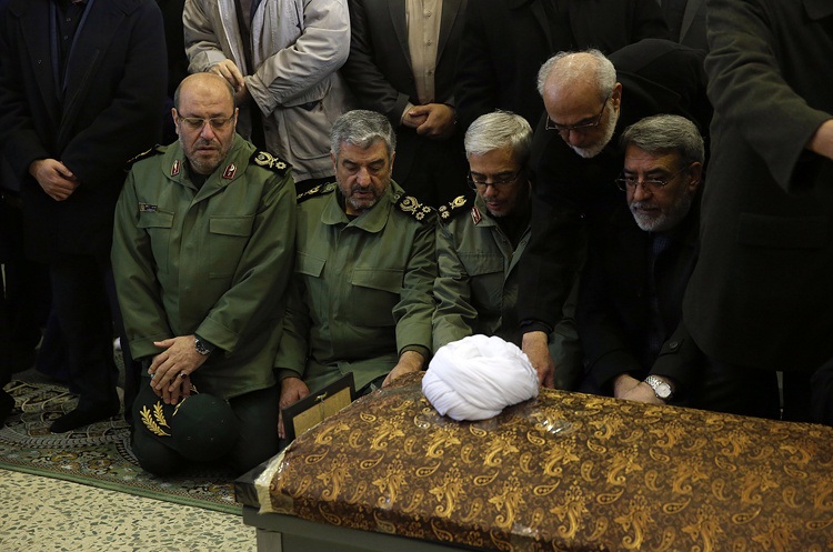 تصاویر : اقامه نماز توسط رهبر انقلاب بر پیکر حجت‌الاسلام والمسلمین هاشمی رفسنجانی