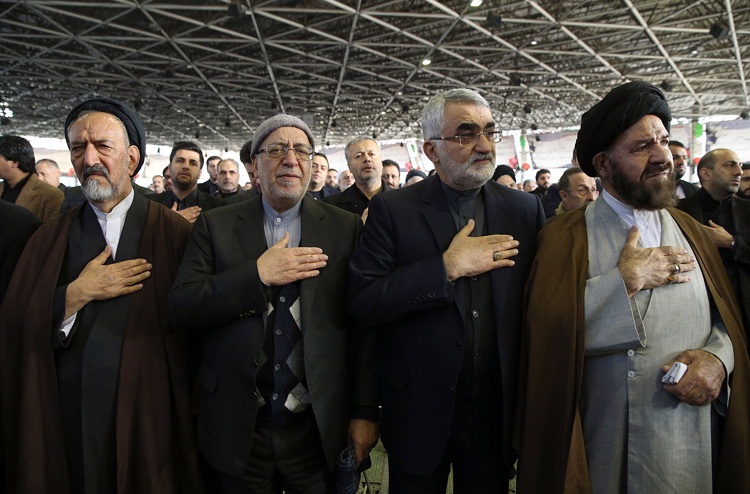 تصاویر : اقامه نماز توسط رهبر انقلاب بر پیکر حجت‌الاسلام والمسلمین هاشمی رفسنجانی
