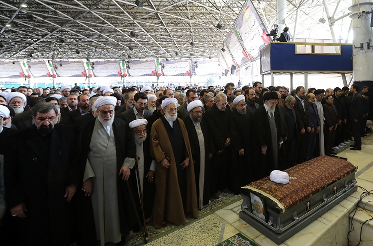 تصاویر : اقامه نماز توسط رهبر انقلاب بر پیکر حجت‌الاسلام والمسلمین هاشمی رفسنجانی