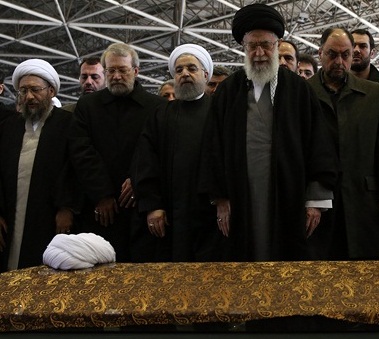 تصاویر : اقامه نماز توسط رهبر انقلاب بر پیکر حجت‌الاسلام والمسلمین هاشمی رفسنجانی
