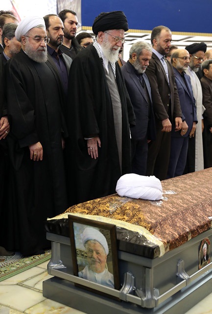 تصاویر : اقامه نماز توسط رهبر انقلاب بر پیکر حجت‌الاسلام والمسلمین هاشمی رفسنجانی