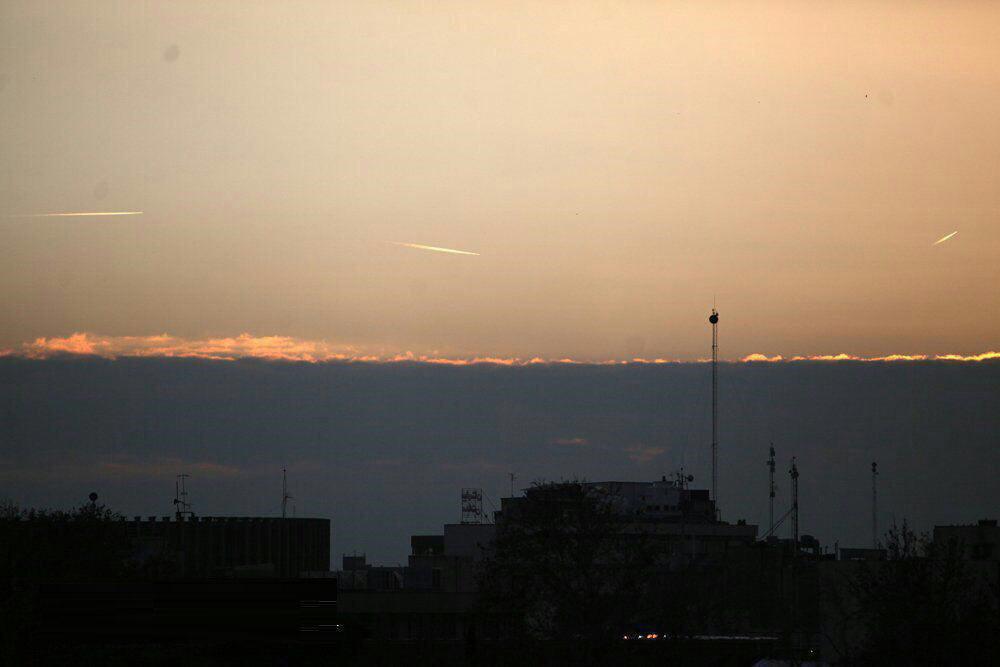 عکس/گشت زنی جت های نیروی هوایی در آسمان تهران در پی شلیک های پیاپی ضدهوایی ها