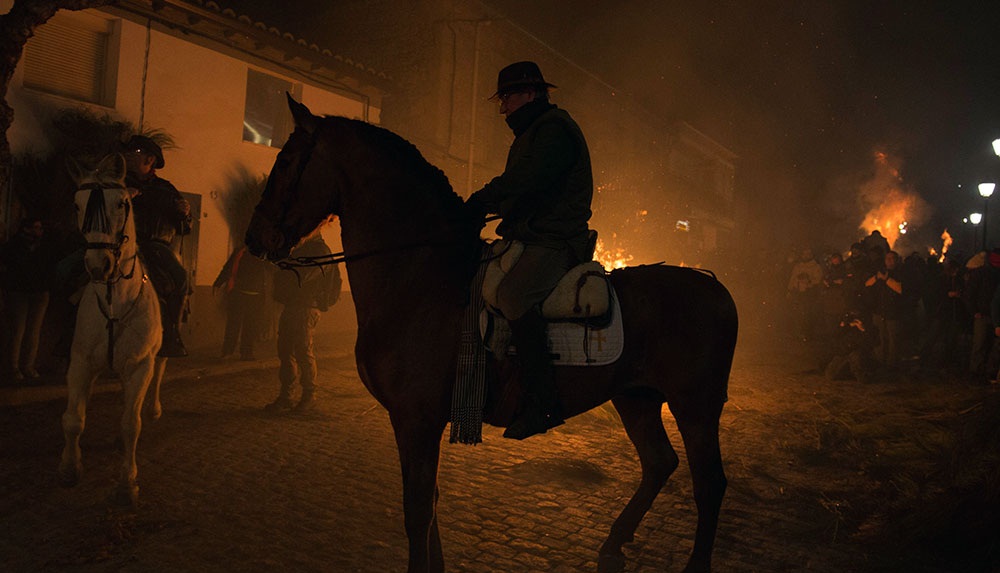 تصاویر : فستیوال عبور از آتش با اسب در اسپانیا