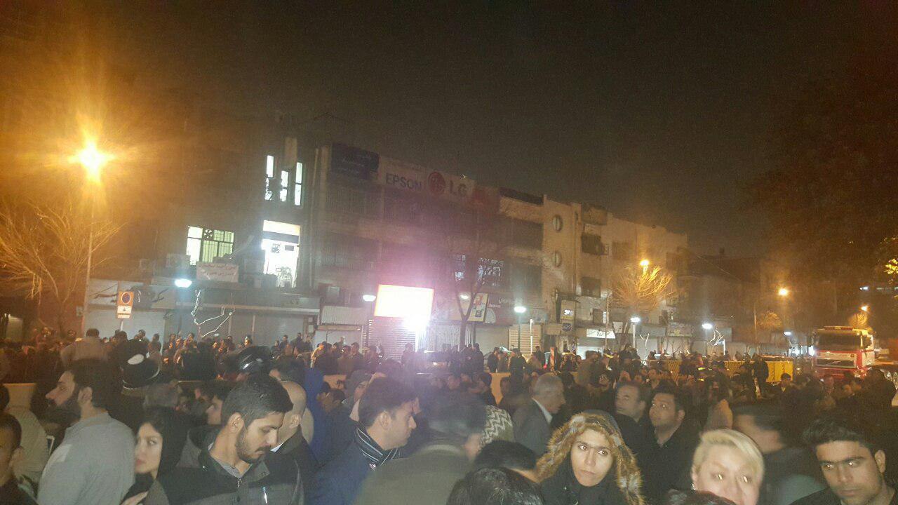 عکس/ مردم و خانواده های چشم انتظار آتش نشانان همچنان در خیابان جمهوری  و فردسی حضور دارند