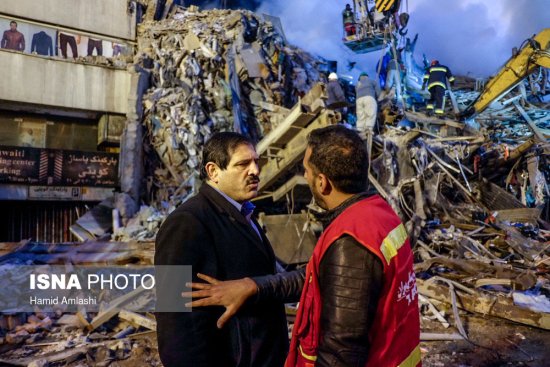 عکس/ حضور عباس جدیدی در محل حادثه پلاسکو
