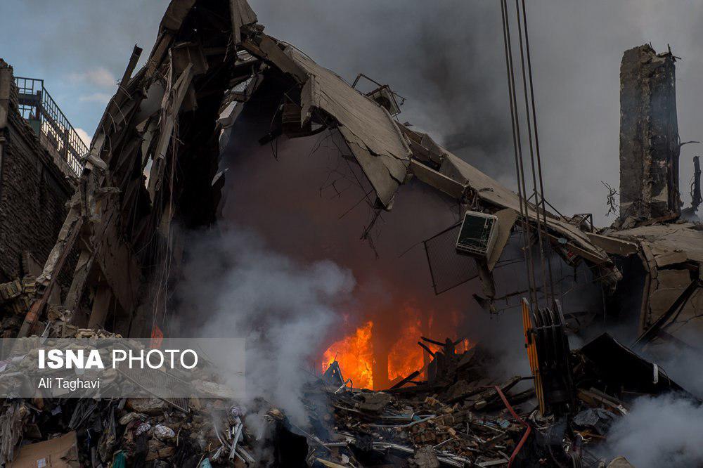 عکس/شعله های آتش در زیر آوارهای پلاسکو