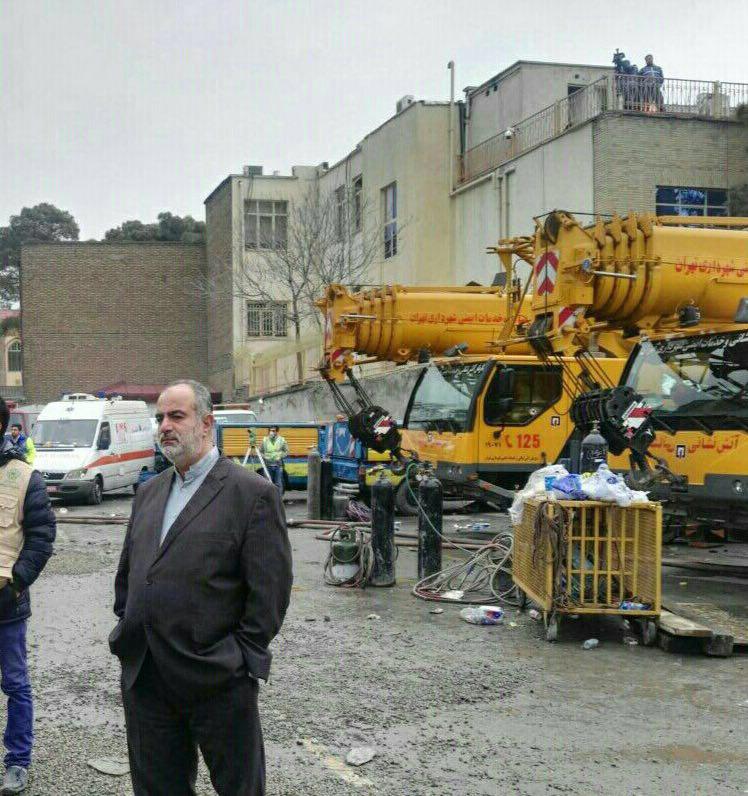 عکس/حضور حسام‌الدین آشنا،مشاور فرهنگی رئیس جمهور در محل حادثه ساختمان پلاسکو