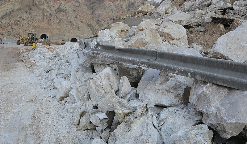 تصاویر : رانش زمین و ریزش کوه در لرستان