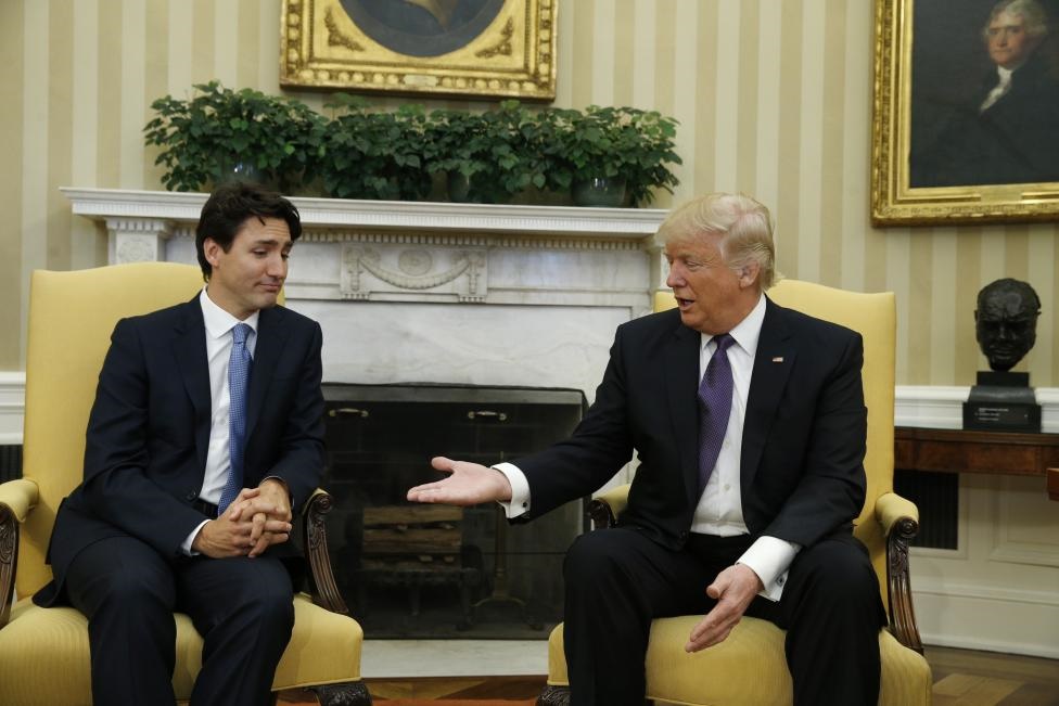 عکس/چهره جالب نخست‌وزیر کانادا هنگام دست دادن با ترامپ
