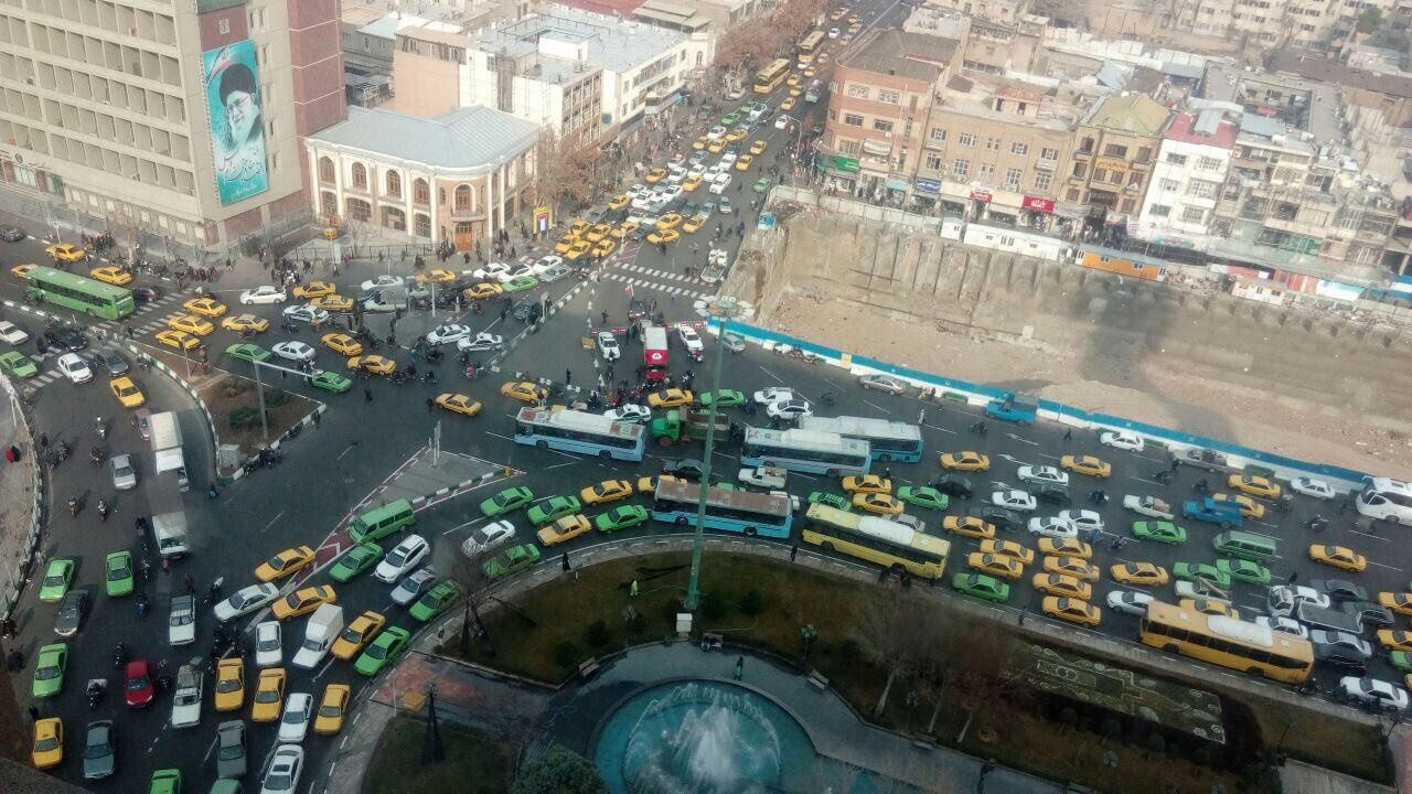 عکس/ترافیک شدید میدان امام خمینی (ره) به دلیل محدودیت‌های ترافیکی حادثه پلاسکو