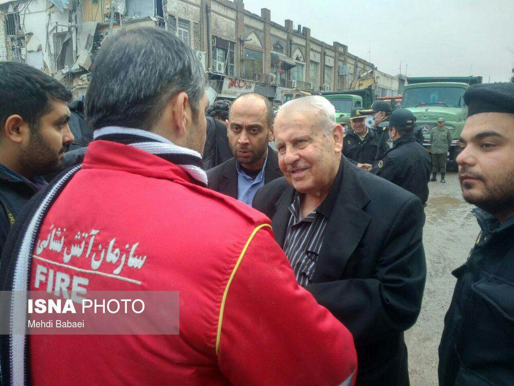عکس/سفیر فلسطین با حضور در محل حادثه پلاسکو با جلال ملکی ابراز همدردی کرد