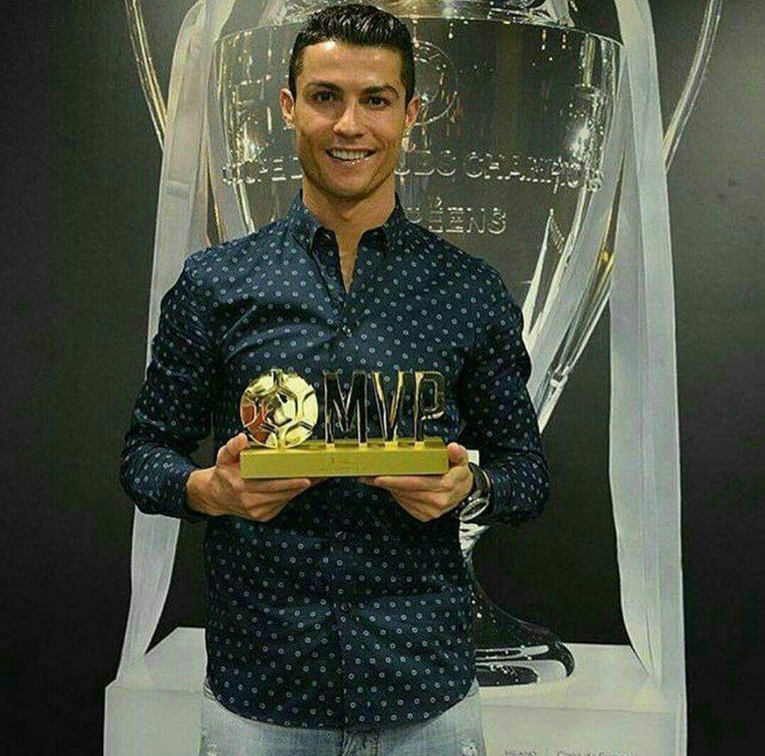 عکس/کریستیانو رونالدو جایزه ارزشمندترین فوتبالیست جهان در سال ۲۰۱۶ را هم دریافت کرد