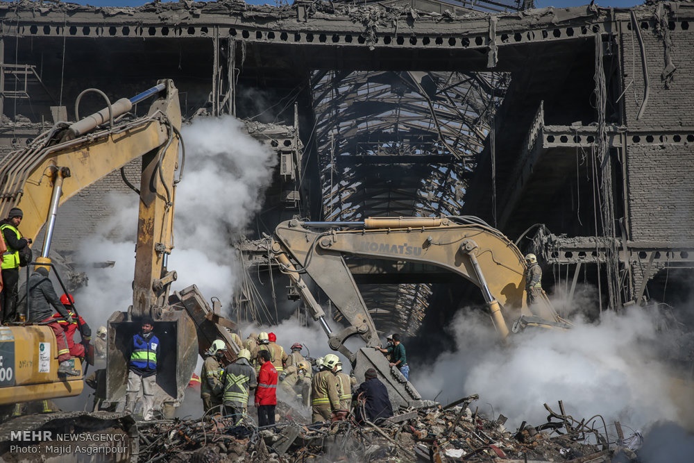 عکس/پیکر آتش‌نشانان چرا در طبقه پایین پلاسکو و نزدیکی در خروج پیدا شد؟