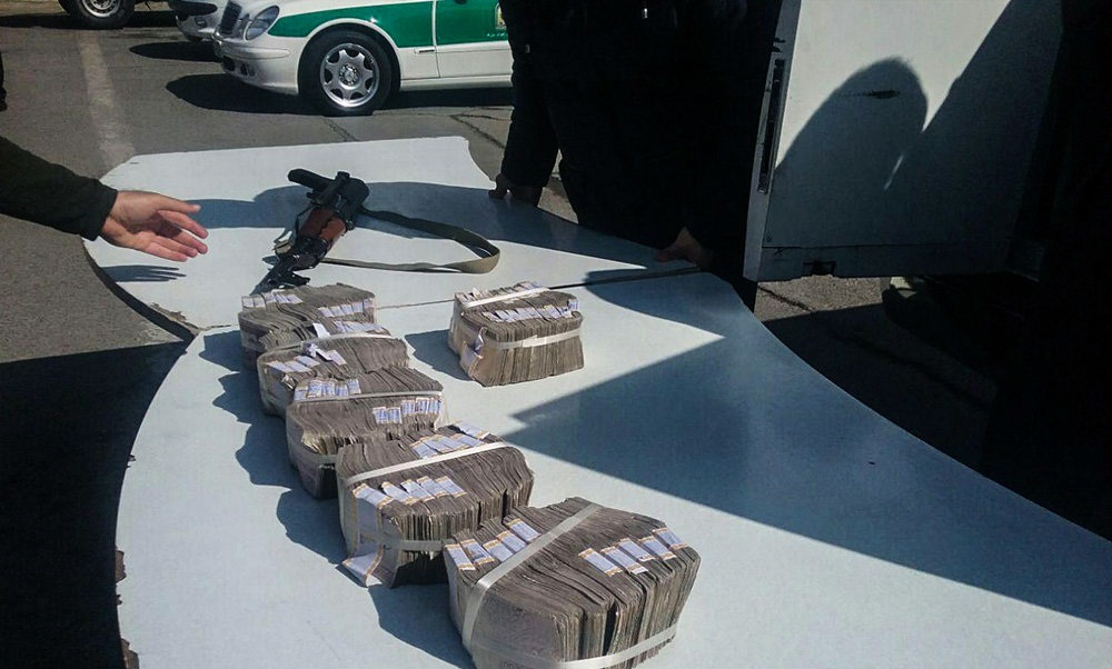 تصاویر : دستگیری سارقان خودروی حمل پول بانک درلاهیجان