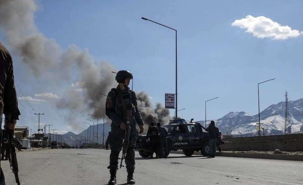 تصاویر : انفجار انتحاری در برابر پایگاه پلیس در افغانستان