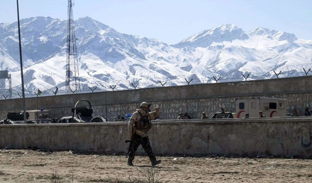 تصاویر : انفجار انتحاری در برابر پایگاه پلیس در افغانستان